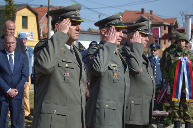 Polaganje venaca palim heroinama