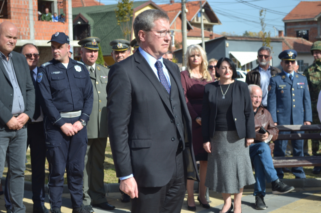 Polaganje venaca palim heroinama