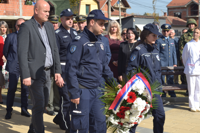 Polaganje venaca palim heroinama