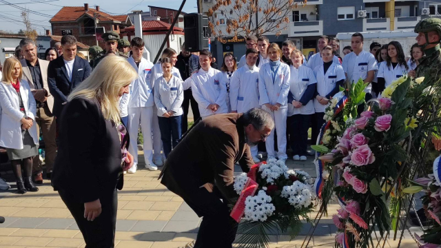 Polaganje venaca u znak sećanja na dr Izabel Emsli Haton