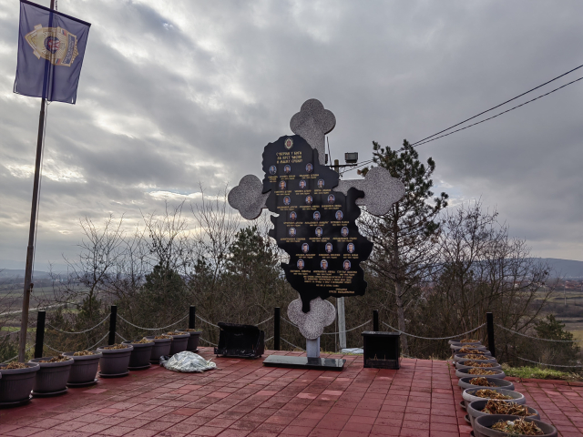 Spomenik Srpska Kuća