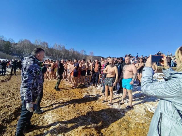 Plivanje za Časnim krstom na Vlasini