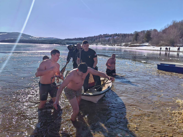 Plivanje za Časnim krstom na Vlasini