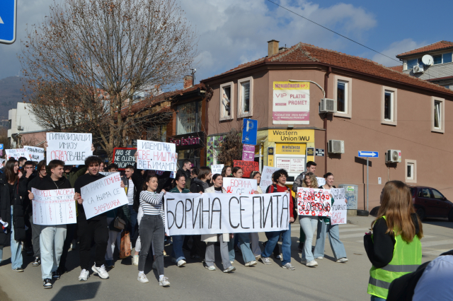 Gimnazijalci u protestu