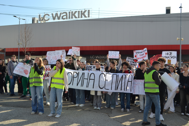 Gimnazijalci u protestu