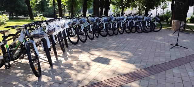 Đaci generacije primaju nagrade