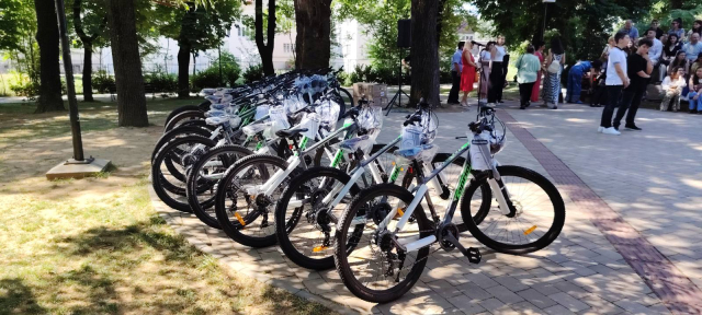 Đaci generacije primaju nagrade