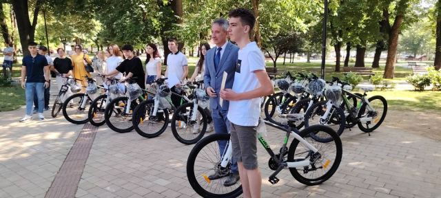 Đaci generacije primaju nagrade