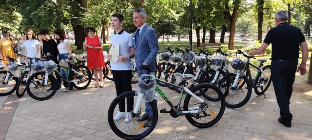 Đaci generacije primaju nagrade