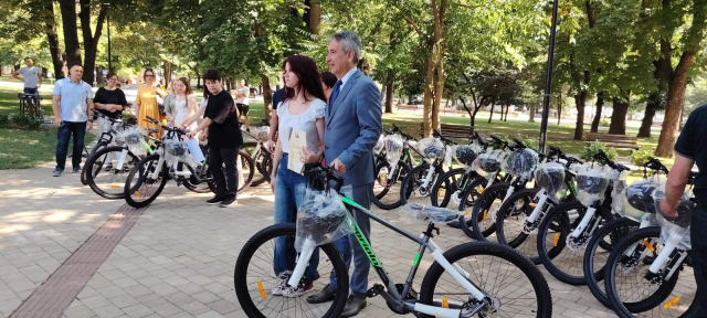 Đaci generacije primaju nagrade