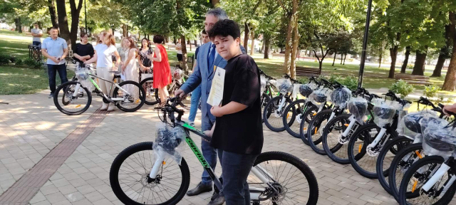 Đaci generacije primaju nagrade