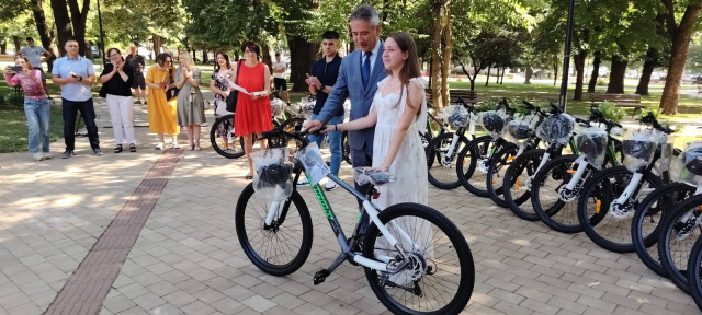 Đaci generacije primaju nagrade