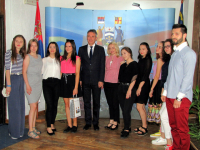 Pobednice takmičenja Srbija u ritmu Evrope kod gradonačelnika Vranja
