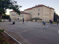 Sami sređuju teren kod Gimnazije