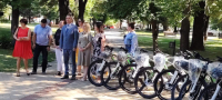 Đaci generacije primaju nagrade