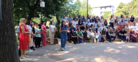 Đaci generacije primaju nagrade