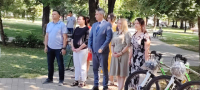 Đaci generacije primaju nagrade
