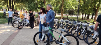 Đaci generacije primaju nagrade