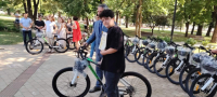Đaci generacije primaju nagrade