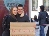 Mladi Vranjanac delio besplatne zagrljaje 