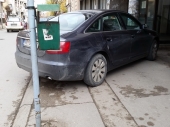 BAŠ BAHATO: Pogledajte kako političar parkira 