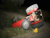 Auto udario u traktor dvoje povređeno