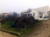 Školsko dvorište u Ćukovcu zatrpano smećem (FOTO)