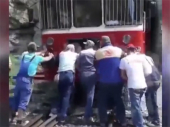 Železničari gurali šinobus da upali