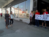 Pretila da će skočiti sa trećeg sprata: Jutros ponovo sprečeno iseljenje porodice Ninić (FOTO)