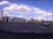 Kamion se prevrnuo i udarao sve po putu! Nastala bežanija! (VIDEO)