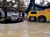Automobil propao u rupu posle pucanja vodovodne cevi VIDEO