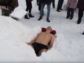 Gospodar hladnoće: Ovom Rusu nije hladno ni u mrtvačkom kovčegu (VIDEO)