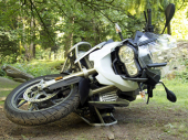 Motociklom se zakucao u taksi i poginuo