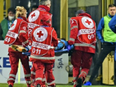 Uznemirujuće scene: Napadač Napolija bez svesti iznesen sa terena (video)