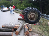 Udes automobila i traktora: Pet osoba povređeno