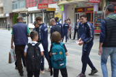 Rukometaši Srbije delili besplatne karte građanima Vranja (foto)