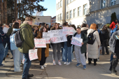 Vranjski gimnazijalci obustavili nastavu: Podrška porodicama nastradalih u Novom Sadu (Foto)
