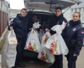 Policajci delili paketiće na jugu Srbije 
