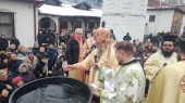 Hristos se javi: Slavimo Bogojavljenje, dan kad se valja okupati u reci i uzeti osveštanu vodu