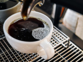 Da li je kafa bez kofeina štetna i kako se obavlja proces dekofeinizacije?