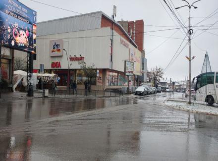  Mokri kolovozi i moguć sneg u planinama otežavaju saobraćaj širom Srbije