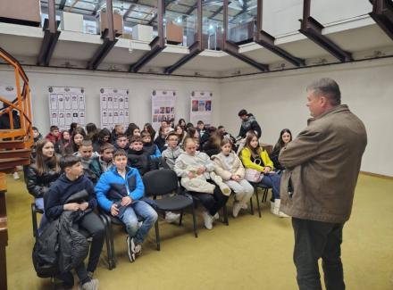 Učenici iz Vranja u Muzeju Toplice posetili izložbu o PJP