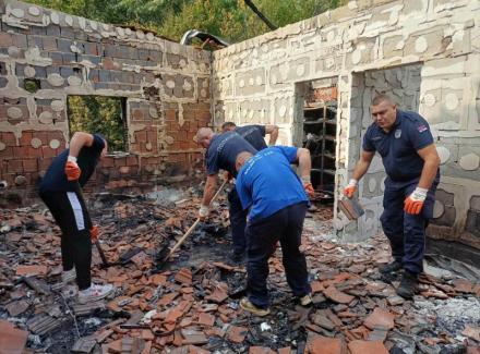Policajci i meštani pomažu u raščišćavanju manastira u Kacapunu